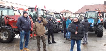 Kilkadziesiąt ciągników wyjechało dziś na drogi powiatu wieluńskiego. Rolnicy protestowali przeciw unijnej polityce rolnej